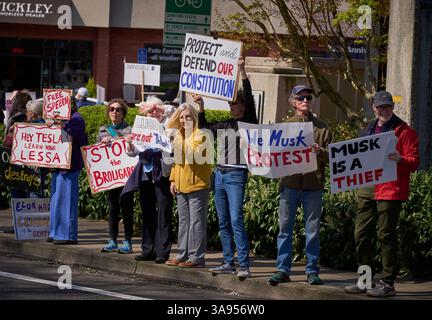 Des manifestants pro-démocratie appellent au boycott de Tesla à Eugene, Oregon, le 29 mars 2025. Banque D'Images