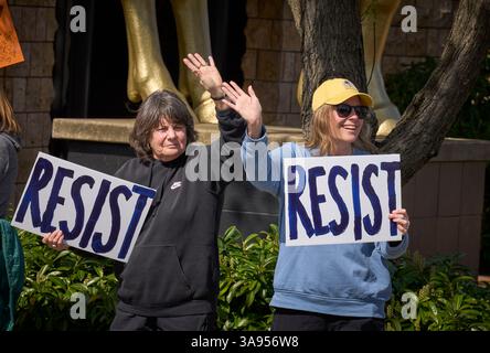 Des manifestants pro-démocratie appellent au boycott de Tesla à Eugene, Oregon, le 29 mars 2025. Banque D'Images