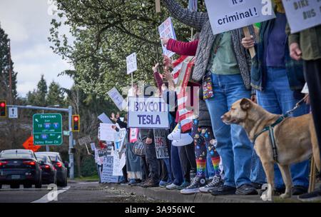 Des manifestants pro-démocratie appellent au boycott de Tesla à Eugene, Oregon, le 29 mars 2025. Banque D'Images
