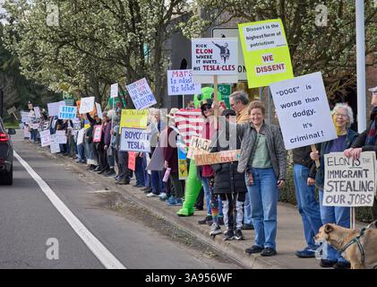 Des manifestants pro-démocratie appellent au boycott de Tesla à Eugene, Oregon, le 29 mars 2025. Banque D'Images