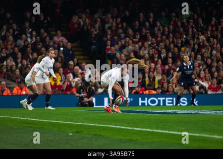 Cardiff, Royaume-Uni, 29 mars 2025 Angleterre Flyhalf Zoe Harrison renverse la balle dans les six Nations féminines contre le pays de Galles, Cardiff, Royaume-Uni. Alex Williams / Alamy Live News Banque D'Images