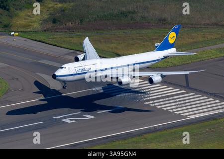 Boeing 747-8i de Lufthansa en livrée rétro atterrissant à l'aéroport JNB. Livrée rétro Deutsche Lufthansa sur un avion B747 immatriculé d-ABYT. Banque D'Images