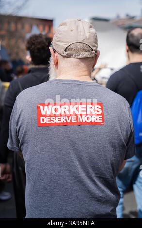 New York Ciy, États-Unis. 29 mars 2025. Des groupes d'activistes locaux se sont rassemblés au Mémorial du sida, puis ont défilé vers le Tesla Showroom à New York Cith, NY, le 29 mars 2025. Les manifestants exigent qu'Elon Musk soit retiré de l'administration Trump. (Photo de Steve Sanchez/Sipa USA). Crédit : Sipa USA/Alamy Live News Banque D'Images
