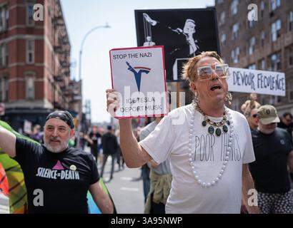 New York Ciy, États-Unis. 29 mars 2025. Des groupes d'activistes locaux se sont rassemblés au Mémorial du sida, puis ont défilé vers le Tesla Showroom à New York Cith, NY, le 29 mars 2025. Les manifestants exigent qu'Elon Musk soit retiré de l'administration Trump. (Photo de Steve Sanchez/Sipa USA). Crédit : Sipa USA/Alamy Live News Banque D'Images