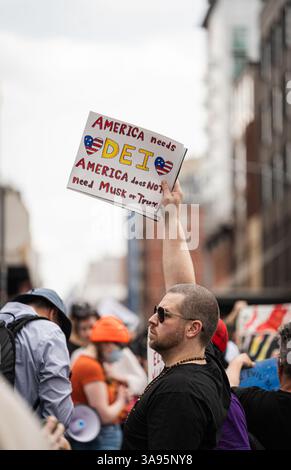 New York Ciy, États-Unis. 29 mars 2025. Des groupes d'activistes locaux se sont rassemblés au Mémorial du sida, puis ont défilé vers le Tesla Showroom à New York Cith, NY, le 29 mars 2025. Les manifestants exigent qu'Elon Musk soit retiré de l'administration Trump. (Photo de Steve Sanchez/Sipa USA). Crédit : Sipa USA/Alamy Live News Banque D'Images