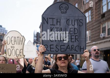 New York Ciy, États-Unis. 29 mars 2025. Des groupes d'activistes locaux se sont rassemblés au Mémorial du sida, puis ont défilé vers le Tesla Showroom à New York Cith, NY, le 29 mars 2025. Les manifestants exigent qu'Elon Musk soit retiré de l'administration Trump. (Photo de Steve Sanchez/Sipa USA). Crédit : Sipa USA/Alamy Live News Banque D'Images