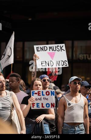 New York Ciy, États-Unis. 29 mars 2025. Des groupes d'activistes locaux se sont rassemblés au Mémorial du sida, puis ont défilé vers le Tesla Showroom à New York Cith, NY, le 29 mars 2025. Les manifestants exigent qu'Elon Musk soit retiré de l'administration Trump. (Photo de Steve Sanchez/Sipa USA). Crédit : Sipa USA/Alamy Live News Banque D'Images
