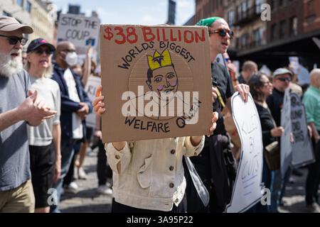 New York Ciy, États-Unis. 29 mars 2025. Des groupes d'activistes locaux se sont rassemblés au Mémorial du sida, puis ont défilé vers le Tesla Showroom à New York Cith, NY, le 29 mars 2025. Les manifestants exigent qu'Elon Musk soit retiré de l'administration Trump. (Photo de Steve Sanchez/Sipa USA). Crédit : Sipa USA/Alamy Live News Banque D'Images