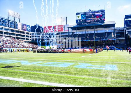 Arlington, Texas, États-Unis. 29 mars 2025. Le drapeau américain étant présenté sur le terrain avec les vétérans de l'armée et les forces armées actuelles alors que les feux d'artifice montent pendant l'hymne national. (Crédit image : © James Leyva/ZUMA Press Wire) USAGE ÉDITORIAL SEULEMENT ! Non destiné à UN USAGE commercial ! Banque D'Images
