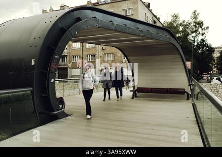 Look vintage 'Festina lente' (latin pour 'Make Haste Slowly') est un pont piétonnier sur la rivière Miljacka à Sarajevo, Bosnie-Herzégovine (conce Banque D'Images
