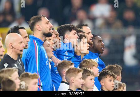 Équipe ITA à l'hymne, Gianluigi Donnarumma, gardien de but ITA 1 dans l'UEFA Nations League 2025 match ALLEMAGNE - ITALIE 3-3 dans la saison 2024/2025 au 23 mars 2025 à Dortmund, Allemagne. Photographe : Peter Schatz Banque D'Images