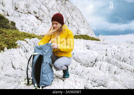 Femme voyageur randonnée solo avec sac à dos randonnée dans les montagnes de Grèce mode de vie sain actif, fille touriste emballant ses vacances d'aventure de trucs Banque D'Images
