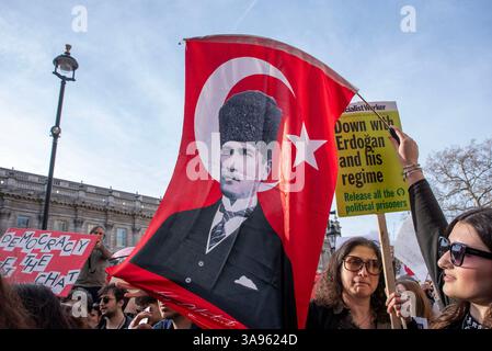 Londres, Royaume-Uni. 29 mars 2025. Des centaines de Turcs se sont rassemblés près de Downing Street pour montrer leur solidarité à leur peuple en Turquie. En raison du maire d'Istanbul et candidat à la présidence, Ekrem Imamoglu du Parti républicain du peuple a été arrêté par la police turque le 19 mars pour corruption, selon le communiqué officiel. Peu de temps après sa détention par la police, des troubles civils ont éclaté partout en Turquie. (Crédit image : © Krisztian Elek/ZUMA Press Wire) USAGE ÉDITORIAL SEULEMENT ! Non destiné à UN USAGE commercial ! Banque D'Images