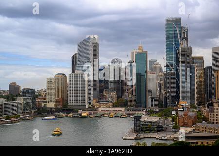 Horizon du quartier central des affaires de Sydney, avec Circular Quay et Sydney Cove. Prise depuis le pont du port de Sydney. Banque D'Images