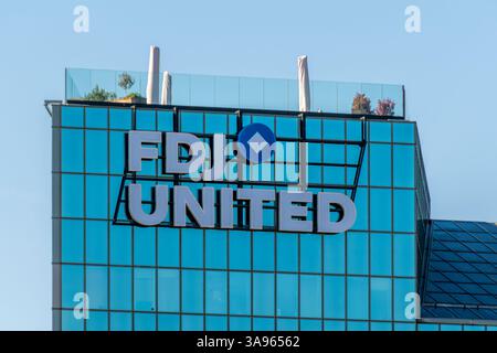 Enseigne et logo sur le siège de FDJ United, anciennement française des Jeux, opérateur des marchés de loterie, de jeux en ligne et de Paris sportifs Banque D'Images
