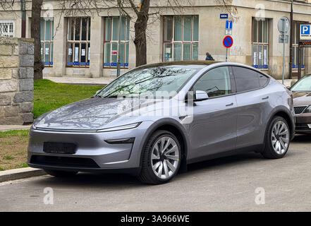 OSTRAVA, TCHÉQUIE - 27 MARS 2023 : Silver Tesla Model y Juniper Electric SUV, voiture neuve sans plaque d'immatriculation Banque D'Images