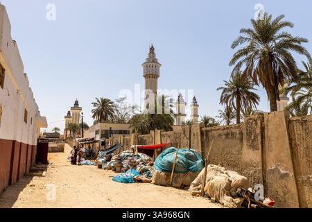 Vue sur la rue de la Grande mosquée de Touba Sénégal Banque D'Images