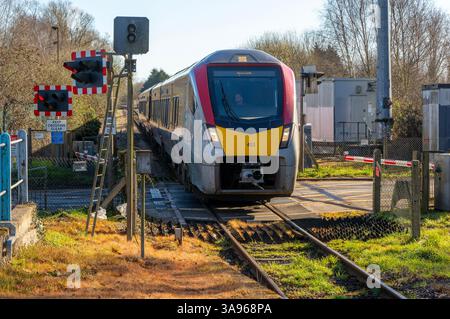 Abellio Greater Anglia train de classe 745 au passage à niveau automatique approchant de la gare, Melton, Suffolk, Angleterre, Royaume-Uni Banque D'Images