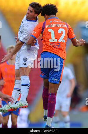 Brisbane, Australie. 30 mars 2025. Brisbane, Australie, mars 30 2025 : Lucas Herrington (12 Brisbane) et Guillermo May (10 Auckland FC) se disputent une tête lors de l'Isuzu Ute A League match entre Brisbane Roar et Auckland FC au Suncorp Stadium de Brisbane, Australie Matthew Starling (Promediapix/SPP) crédit : SPP Sport Press photo. /Alamy Live News Banque D'Images