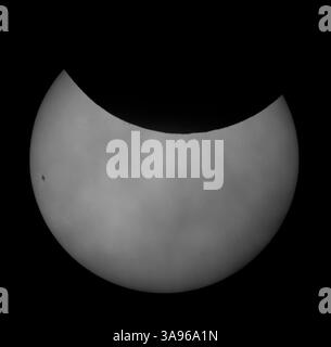 Wimbledon, Londres, Royaume-Uni. 29 mars 2025. Image montrant une éclipse partielle du Soleil autour de la mi-éclipse. Image filtrée solaire en lumière blanche capturée par un télescope astronomique. Crédit : Malcolm Park/Alamy Banque D'Images