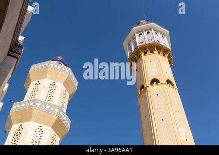 Minarets de la Grande Mosquée de Touba face au ciel bleu Sénégal Banque D'Images