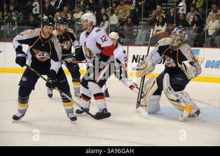 Le 16 février 2009 - Nashville, TN, É.-U. - le 16 février 2009 - Nashville, Tennessee - le centre des sénateurs d'Ottawa Mike Fisher (12) patine contre les Predators de Nashville lors d'une action dans la LNH. Carrie Underwood fait sa première apparition publique pour encourager son beau-être au Sommet Center de Nashville. Crédit photo : Mike Strasinger/AdMedia Banque D'Images