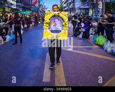 13 octobre 2017 - Bangkok, Bangkok, Thaïlande - Un homme porte un portrait de Bhumibol Adulyadej, le roi de Thaïlande, dans un mérite de masse avec 199 moines bouddhistes de 14 temples différents à l'hôpital Siriraj à Bangkok. Le roi vénéré meurt le 13 octobre 2016 après une hospitalisation prolongée. Il est resté en état depuis un an. La cérémonie funéraire de quatre jours du roi aura lieu du 25 au 29 octobre, et il sera incinéré le 26 octobre. (Crédit image : © Sean Edison via ZUMA Wire) Banque D'Images