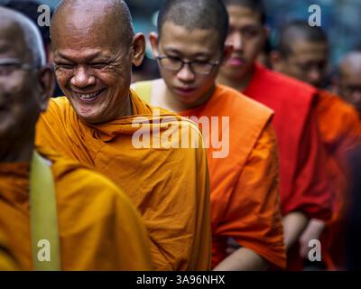 13 octobre 2017 - Bangkok, Bangkok, Thaïlande - des moines bouddhistes participent à une fabrication de mérite de masse avec 199 moines de 14 temples différents à l'hôpital Siriraj de Bangkok pour honorer Bhumibol Adulyadej, le regretté roi de Thaïlande, à l'occasion de l'anniversaire de sa mort. Le roi vénéré meurt le 13 octobre 2016 après une hospitalisation prolongée. Il est resté en état depuis un an. La cérémonie funéraire de quatre jours du roi aura lieu du 25 au 29 octobre, et il sera incinéré le 26 octobre. (Crédit image : © Sean Edison via ZUMA Wire) Banque D'Images