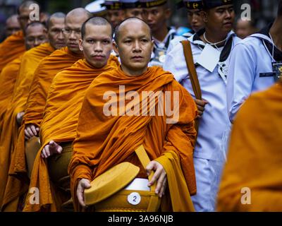 13 octobre 2017 - Bangkok, Bangkok, Thaïlande - des moines bouddhistes participent à une fabrication de mérite de masse avec 199 moines de 14 temples différents à l'hôpital Siriraj de Bangkok pour honorer Bhumibol Adulyadej, le regretté roi de Thaïlande, à l'occasion de l'anniversaire de sa mort. Le roi vénéré meurt le 13 octobre 2016 après une hospitalisation prolongée. Il est resté en état depuis un an. La cérémonie funéraire de quatre jours du roi aura lieu du 25 au 29 octobre, et il sera incinéré le 26 octobre. (Crédit image : © Sean Edison via ZUMA Wire) Banque D'Images