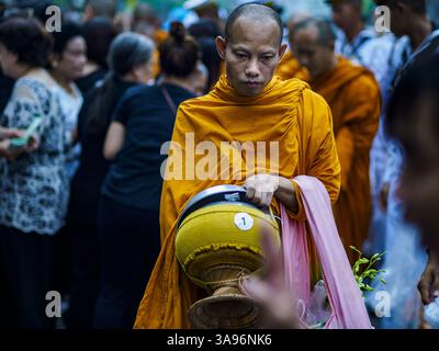 13 octobre 2017 - Bangkok, Bangkok, Thaïlande - des moines bouddhistes participent à une fabrication de mérite de masse avec 199 moines de 14 temples différents à l'hôpital Siriraj de Bangkok pour honorer Bhumibol Adulyadej, le regretté roi de Thaïlande, à l'occasion de l'anniversaire de sa mort. Le roi vénéré meurt le 13 octobre 2016 après une hospitalisation prolongée. Il est resté en état depuis un an. La cérémonie funéraire de quatre jours du roi aura lieu du 25 au 29 octobre, et il sera incinéré le 26 octobre. (Crédit image : © Sean Edison via ZUMA Wire) Banque D'Images