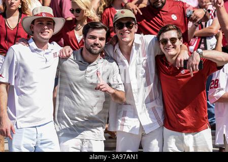 14 octobre 2017 : les fans de l'Oklahoma avant le match de football de la NCAA Red River Showdown entre les Sooners de l'Université de l'Oklahoma et les Longhorns de l'Université du Texas au Cotton Bowl Stadium de Dallas, Texas Michael Dorn/CSMp(crédit image : &copy ; Michael Dorn/CSM via ZUMA Wire) Banque D'Images
