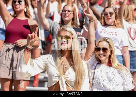14 octobre 2017 : les fans de l'Oklahoma avant le match de football de la NCAA Red River Showdown entre les Sooners de l'Université d'Oklahoma et les Longhorns de l'Université du Texas au Cotton Bowl Stadium de Dallas, Texas Michael Dorn/CSM(crédit image : &copy ; Michael Dorn/CSM via ZUMA Wire) Banque D'Images