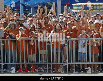 14 octobre 2017 - Dallas, TX, États-Unis - les fans de Longhorn applaudissent alors que les bus de l'équipe arrivent avant que le Texas ne s'attaque à l'Oklahoma lors de la Red River Showdown annuelle au Cotton Bowl à Dallas le samedi 14 octobre 2017. (Crédit image : © Paul Moseley/TNS via ZUMA Wire) Banque D'Images