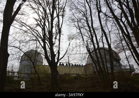 Berlin, Allemagne - 28 mars 2025 - les gens regardent une éclipse solaire partielle dans l'obsevatoire Wilhelm Foerster sur la colline d'Insulaner à Berlin. Banque D'Images