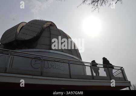 Berlin, Allemagne - 28 mars 2025 - les gens regardent une éclipse solaire partielle dans l'obsevatoire Wilhelm Foerster sur la colline d'Insulaner à Berlin. Banque D'Images
