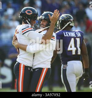 15 octobre 2017 - Baltimore, MD, États-Unis - le punteur des Bears de Chicago Pat O'Donnell (16 ans) et le kicker Connor Barth (4 ans) célèbrent le field-goal de 40 yards de Barth pour battre les Ravens de Baltimore 27-24 en prolongation le dimanche 15 octobre 2017 au M&T Bank Stadium de Baltimore, Md. (crédit image : © John J. Kim/TNS via ZUMA Wire) Banque D'Images