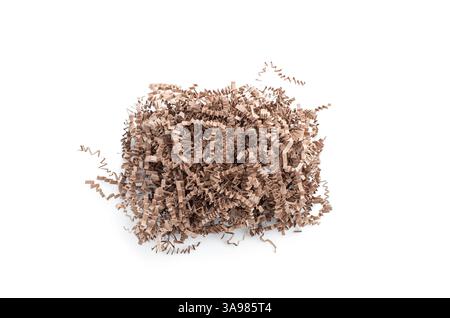 Papier brun déchiqueté pour l'emballage isolé sur blanc Banque D'Images