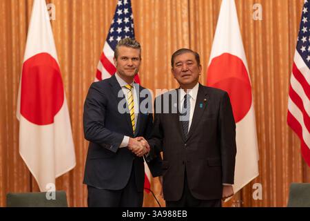 Tokyo, Japon. 30 mars 2025, Tokyo, Tokyo, Japon : (de gauche à droite) le secrétaire américain à la Défense Pete Hegseth serre la main du premier ministre japonais Shigeru Ishiba au bureau du premier ministre à Tokyo, le 30 mars 2025. (Crédit image : © POOL via ZUMA Press Wire) USAGE ÉDITORIAL SEULEMENT ! Non destiné à UN USAGE commercial ! Crédit : ZUMA Press, Inc/Alamy Live News Banque D'Images