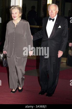 18 juillet 2009 - Washington, D. C, CA, États-Unis - 17 juillet 2009 - New York, NY - Walter Cronkite, journaliste emblématique de la télévision, est décédé à l'âge de 92 ans. Cronkite a ancré le ''CBS Evening News'' pendant 19 ans, de 1962Ã à 81, période pendant laquelle il a été acclamé par les téléspectateurs comme ''l'homme le plus digne de confiance en Amérique''. Il est probablement mieux connu pour son annonce à l'antenne de la mort du président John F. Kennedy en 1963, ainsi que pour sa couverture de la guerre du Vietnam et de l'atterrissage sur la lune Apollo 11 il y a 40 ans. File Phto : le journaliste Walter Cronkite et sa femme arrivent au Kennedy Center Honors 2001 qui se tient à t Banque D'Images