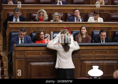 Madrid, le 26 mars 2025. Le Président du Gouvernement comparaît devant le Congrès des députés pour faire rapport sur les nouvelles mesures de défense et de sécurité du Gouvernement. Verónica Martínez, porte-parole de Sumar au Congrès, salue Yolanda Díaz. Photo : Jaime García. ARCHDC. Crédit : album / Archivo ABC / Jaime García Banque D'Images