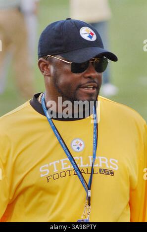 30 octobre 2008 - Pittsburgh, PA, É.-U. - 20 août 2009 - Latrobe, Pennsylvanie - MIKE TOMLIN, entraîneur-chef des Steelers de Pittsburgh pendant l'entraînement de la dernière journée du camp d'entraînement des Steelers pour le public tenu au Vincent College. Crédit photo : Jason l Nelson/AdMedia Banque D'Images