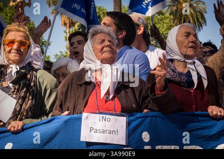 19 octobre 2017 - Buenos Aires, Argentine - les organisations sociales et politiques et les mères de la Plaza de Mayo marchent autour de la Pyramide de mai à la Plaza de Mayo, et demandent au gouvernement l'apparition de Santiago Maldonado. Mardi, un corps est apparu sur les rives de la rivière Chubut, qui pourrait être celui de la jeunesse disparue le 1er août 2017, les examinateurs sont en train de déterminer l'identification. (Crédit image : © Julietta Ferrario/ZUMA Wire/ZUMAPRESS.com) Banque D'Images