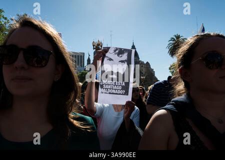 19 octobre 2017 - Buenos Aires, Argentine - les organisations sociales et politiques et les mères de la Plaza de Mayo marchent autour de la Pyramide de mai à la Plaza de Mayo, et demandent au gouvernement l'apparition de Santiago Maldonado. Mardi, un corps est apparu sur les rives de la rivière Chubut, qui pourrait être celui de la jeunesse disparue le 1er août 2017, les examinateurs sont en train de déterminer l'identification. (Crédit image : © Julietta Ferrario/ZUMA Wire/ZUMAPRESS.com) Banque D'Images