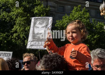 19 octobre 2017 - Buenos Aires, Argentine - les organisations sociales et politiques et les mères de la Plaza de Mayo marchent autour de la Pyramide de mai à la Plaza de Mayo, et demandent au gouvernement l'apparition de Santiago Maldonado. Mardi, un corps est apparu sur les rives de la rivière Chubut, qui pourrait être celui de la jeunesse disparue le 1er août 2017, les examinateurs sont en train de déterminer l'identification. (Crédit image : © Julietta Ferrario/ZUMA Wire/ZUMAPRESS.com) Banque D'Images