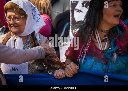 19 octobre 2017 - Buenos Aires, Argentine - les organisations sociales et politiques et les mères de la Plaza de Mayo marchent autour de la Pyramide de mai à la Plaza de Mayo, et demandent au gouvernement l'apparition de Santiago Maldonado. Mardi, un corps est apparu sur les rives de la rivière Chubut, qui pourrait être celui de la jeunesse disparue le 1er août 2017, les examinateurs sont en train de déterminer l'identification. (Crédit image : © Julietta Ferrario/ZUMA Wire/ZUMAPRESS.com) Banque D'Images