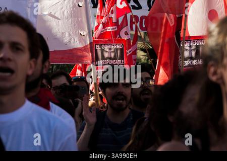 19 octobre 2017 - Buenos Aires, Argentine - les organisations sociales et politiques et les mères de la Plaza de Mayo marchent autour de la Pyramide de mai à la Plaza de Mayo, et demandent au gouvernement l'apparition de Santiago Maldonado. Mardi, un corps est apparu sur les rives de la rivière Chubut, qui pourrait être celui de la jeunesse disparue le 1er août 2017, les examinateurs sont en train de déterminer l'identification. (Crédit image : © Julietta Ferrario/ZUMA Wire/ZUMAPRESS.com) Banque D'Images