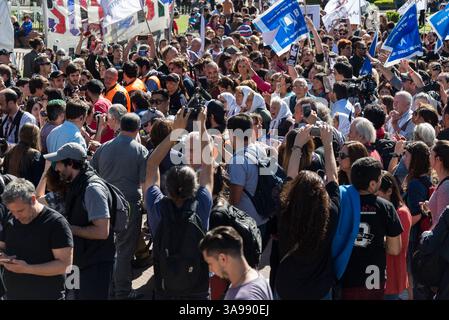 19 octobre 2017 - Buenos Aires, Argentine - les organisations sociales et politiques et les mères de la Plaza de Mayo marchent autour de la Pyramide de mai à la Plaza de Mayo, et demandent au gouvernement l'apparition de Santiago Maldonado. Mardi, un corps est apparu sur les rives de la rivière Chubut, qui pourrait être celui de la jeunesse disparue le 1er août 2017, les examinateurs sont en train de déterminer l'identification. (Crédit image : © Julietta Ferrario/ZUMA Wire/ZUMAPRESS.com) Banque D'Images