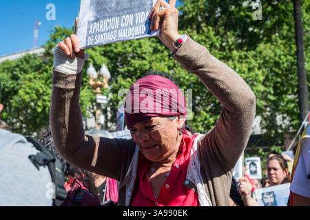 19 octobre 2017 - Buenos Aires, Argentine - les organisations sociales et politiques et les mères de la Plaza de Mayo marchent autour de la Pyramide de mai à la Plaza de Mayo, et demandent au gouvernement l'apparition de Santiago Maldonado. Mardi, un corps est apparu sur les rives de la rivière Chubut, qui pourrait être celui de la jeunesse disparue le 1er août 2017, les examinateurs sont en train de déterminer l'identification. (Crédit image : © Julietta Ferrario/ZUMA Wire/ZUMAPRESS.com) Banque D'Images