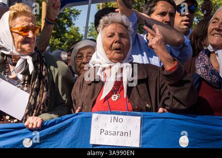 19 octobre 2017 - Buenos Aires, Argentine - les organisations sociales et politiques et les mères de la Plaza de Mayo marchent autour de la Pyramide de mai à la Plaza de Mayo, et demandent au gouvernement l'apparition de Santiago Maldonado. Mardi, un corps est apparu sur les rives de la rivière Chubut, qui pourrait être celui de la jeunesse disparue le 1er août 2017, les examinateurs sont en train de déterminer l'identification. (Crédit image : © Julietta Ferrario/ZUMA Wire/ZUMAPRESS.com) Banque D'Images