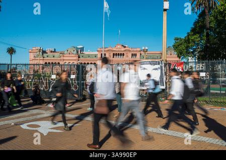 19 octobre 2017 - Buenos Aires, Argentine - les organisations sociales et politiques et les mères de la Plaza de Mayo marchent autour de la Pyramide de mai à la Plaza de Mayo, et demandent au gouvernement l'apparition de Santiago Maldonado. Mardi, un corps est apparu sur les rives de la rivière Chubut, qui pourrait être celui de la jeunesse disparue le 1er août 2017, les examinateurs sont en train de déterminer l'identification. (Crédit image : © Julietta Ferrario/ZUMA Wire/ZUMAPRESS.com) Banque D'Images